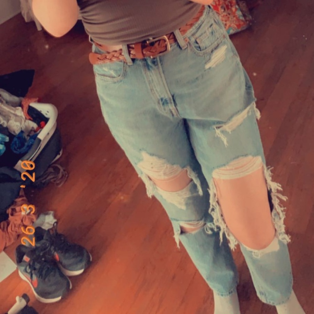 American Eagle Super High Waisted Mom Jeans Size 4 Short